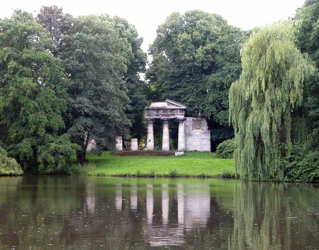 Bürgerpark in Braunschweig mit Portikus am Teich, zentraler Stadtpark