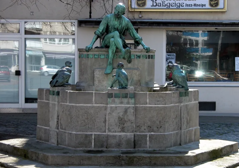 Eulenspiegel-Brunnen vor der Katharinenkirche in Braunschweig, Bronze-Skulptur von 1906