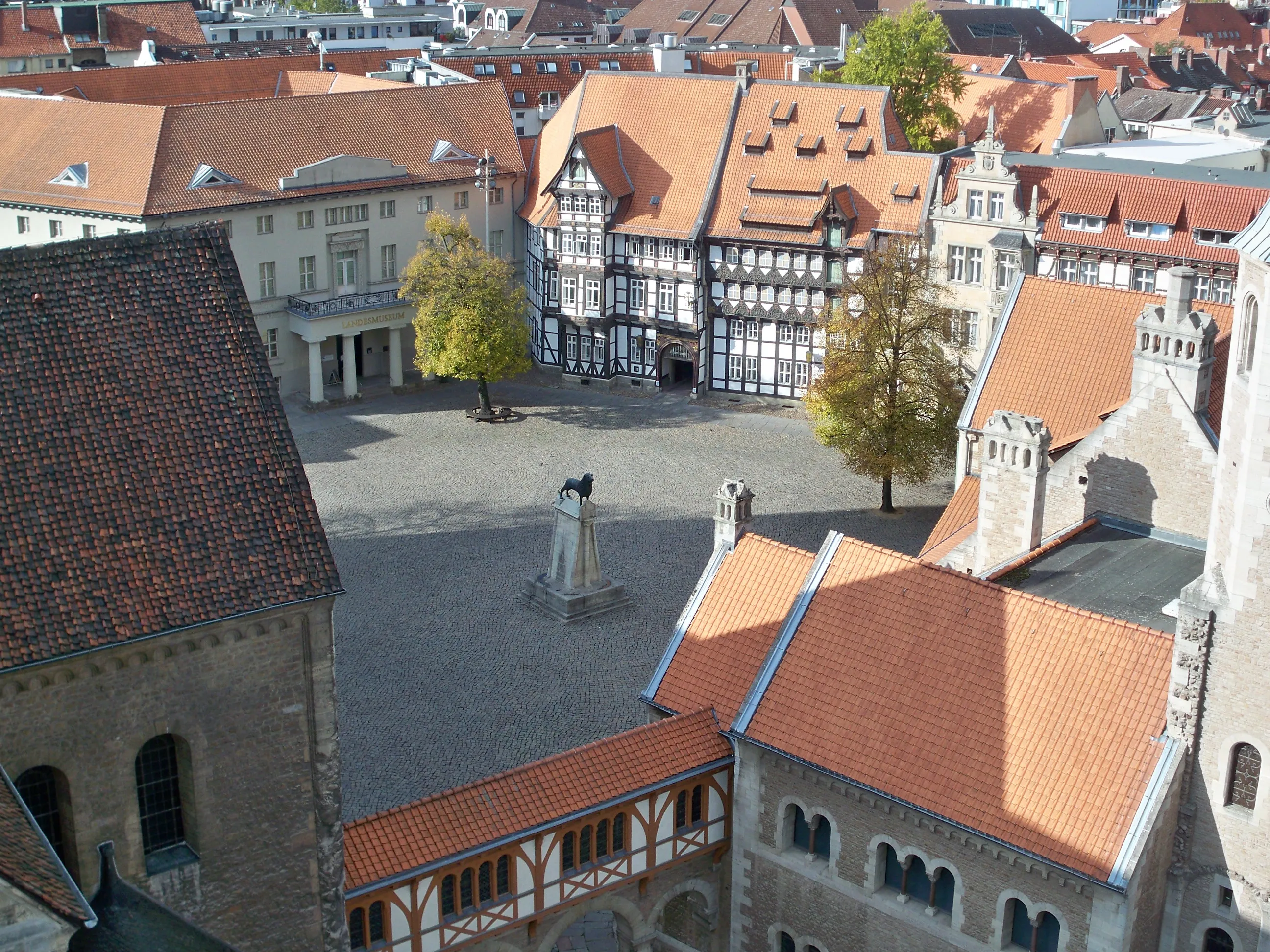 Burgplatz in der Braunschweiger Innenstadt mit Burglöwe, Dom und Burg Dankwarderode