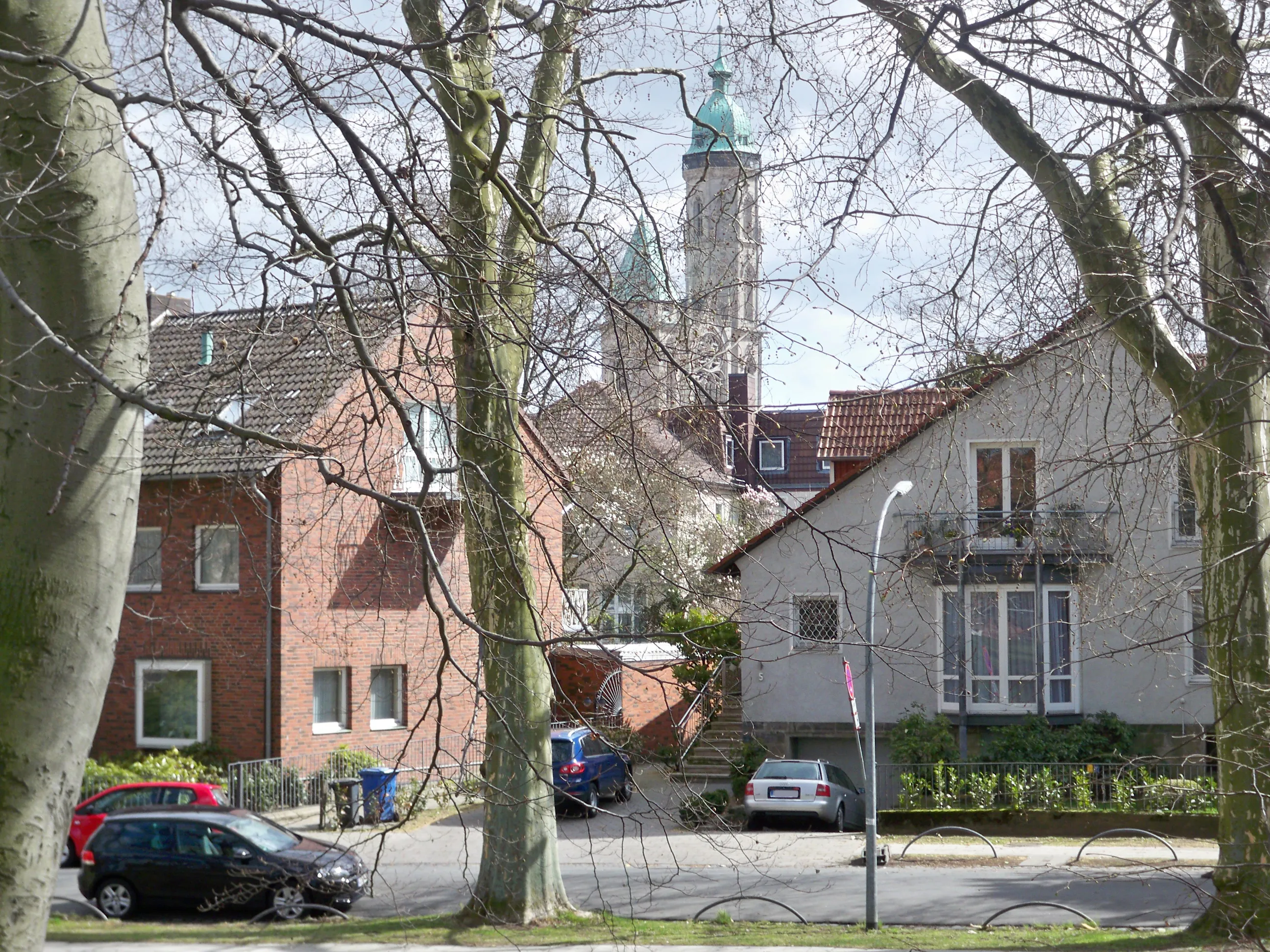 Inselwallpark in Braunschweig, Wallpromenade entlang der Oker mit Blick zur Andreaskirche