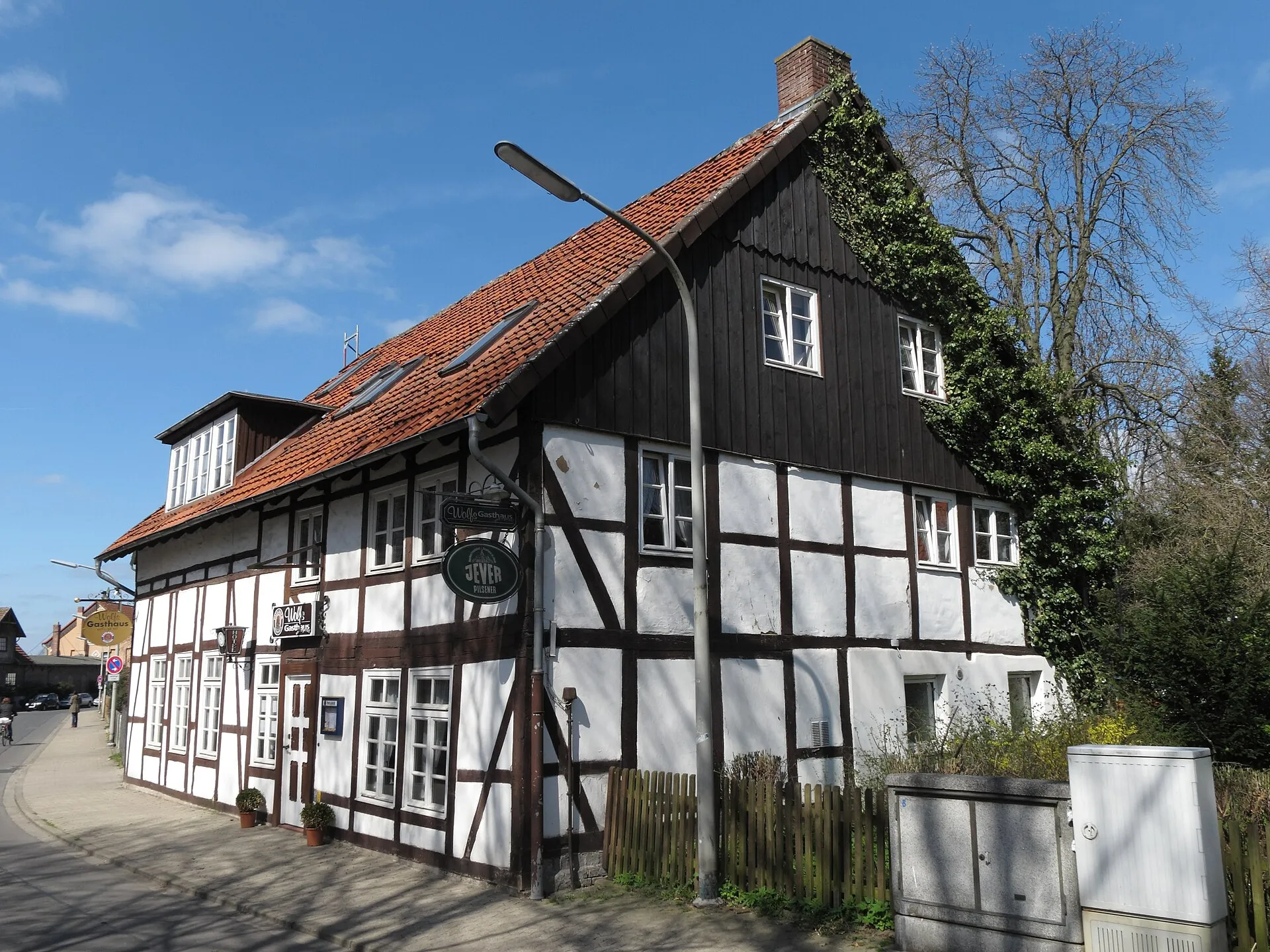 Ehemalige Schule von 1779 an der Großen Straße in Braunschweig-Lehndorf, heute Gasthaus