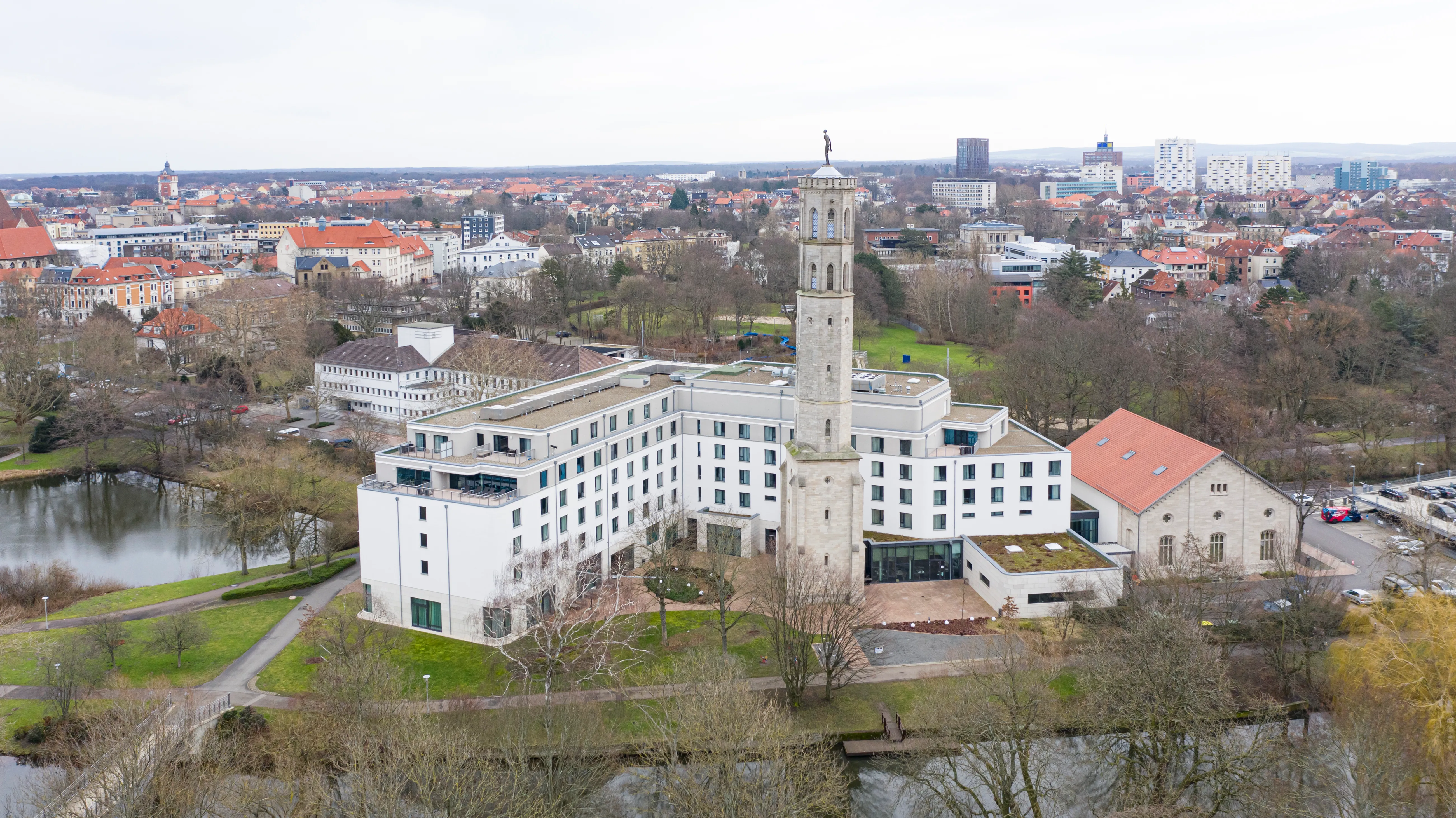 Steigenberger Parkhotel Braunschweig mit historischem Wasserwerk-Turm am Bürgerpark